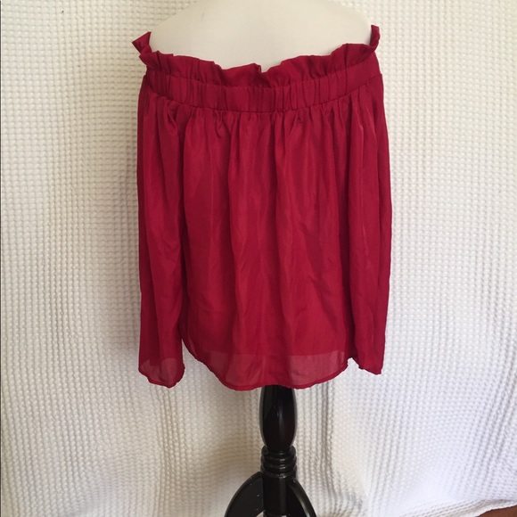 Woman’s off-shoulder top - Picture 5 of 8